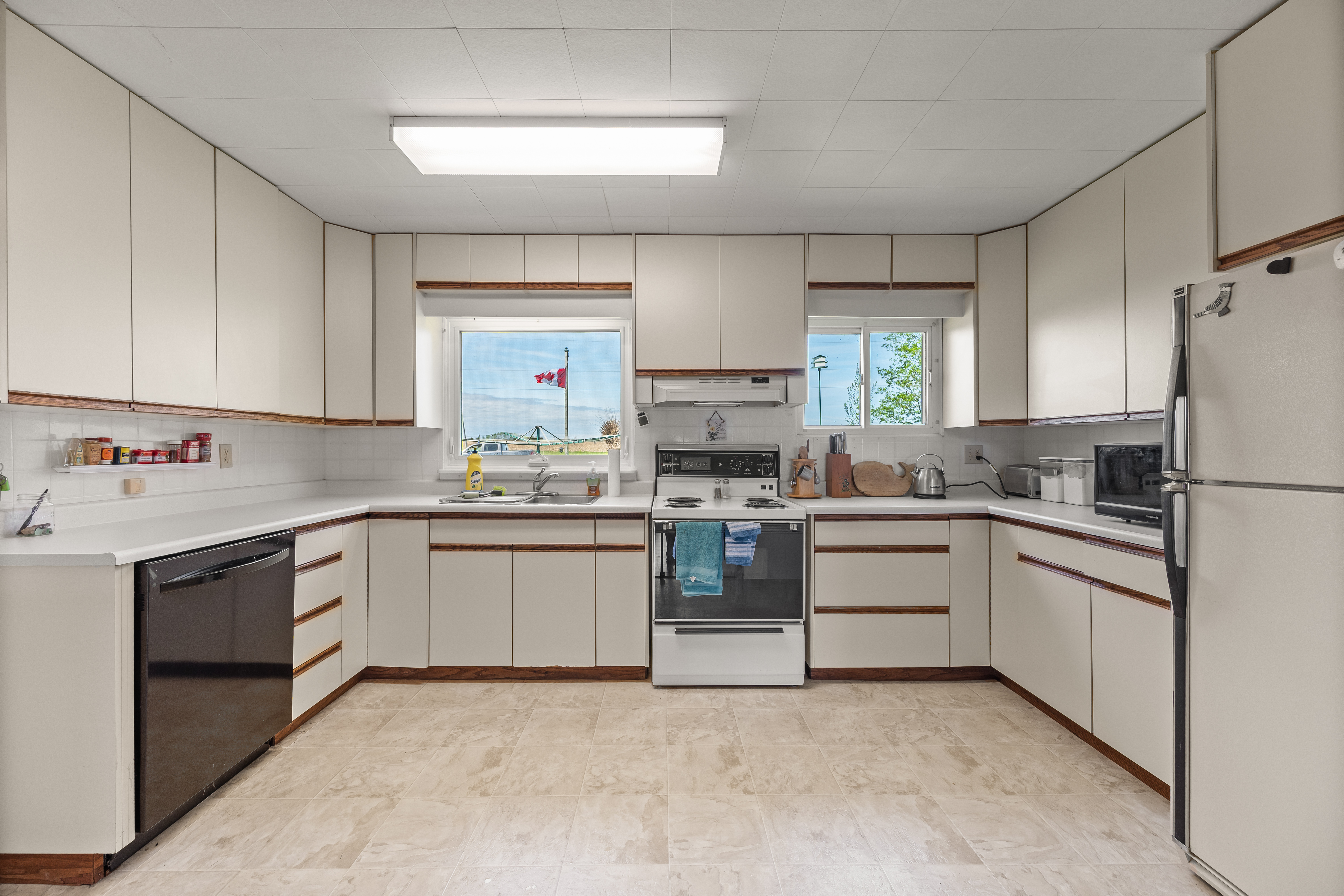 Bright eat-in country kitchen with ample cabinetry
